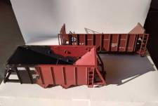 remise en peinture ; à l'arrière, wagon E&B Valley en cours de montage