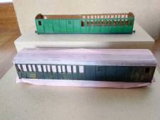 caisse repeinte (intérieur et extérieur) à l'arrière, en attente de peinture à l'avant