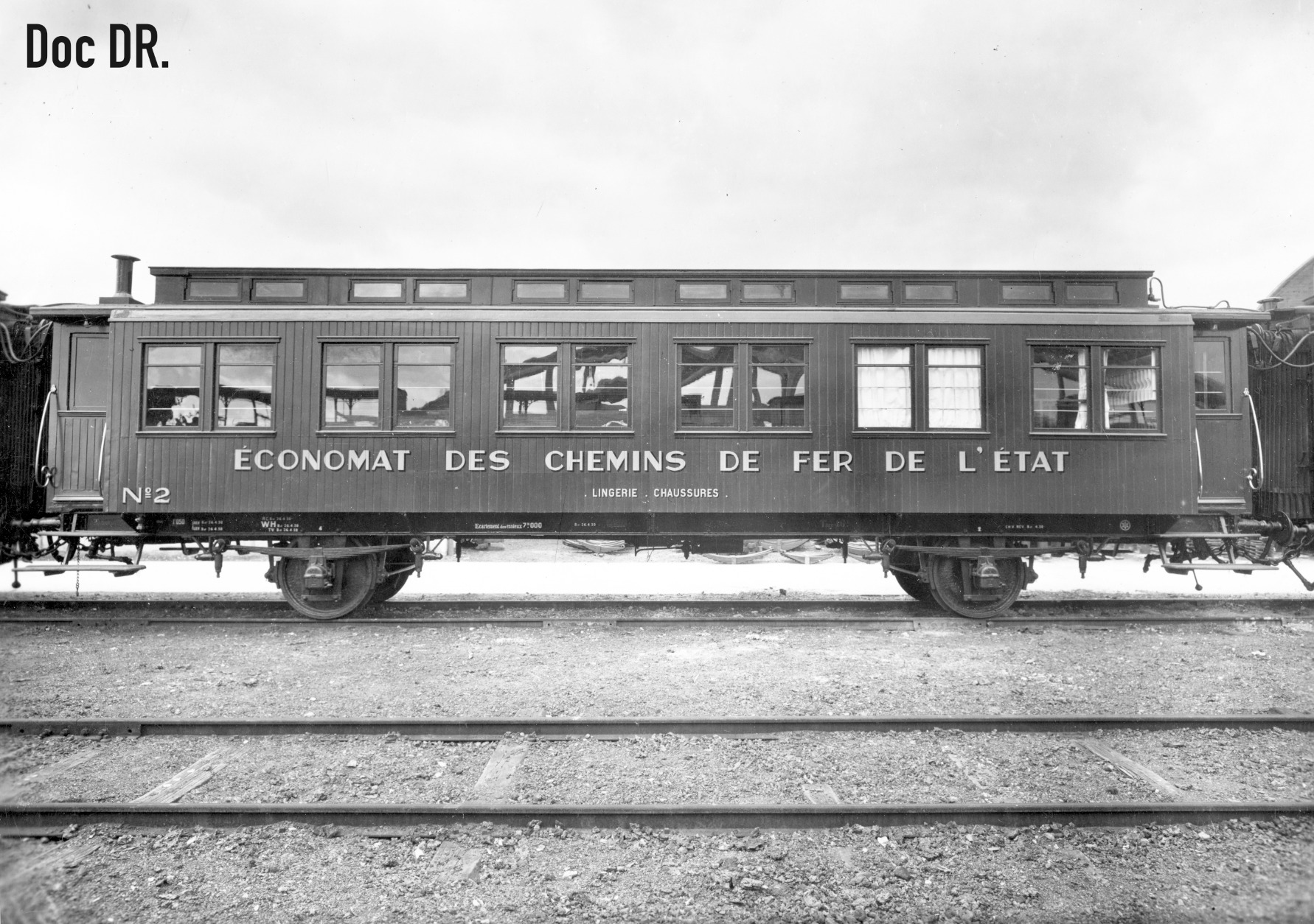 ancienne voiture-buffet passée au parc de service, photo provenant du site DocRail