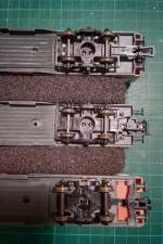 de haut en bas, différences entre attelage solidaire du bogie, boîtier d'attelage court Roco, attelage court intégré Lima de haut en bas, différences entre attelage solidaire du bogie, boîtier d'attelage court Roco, attelage court intégré Lima