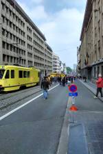 les trams alignés Rue de la Loi, prêts à s'élancer pour la parade les trams alignés Rue de la Loi, prêts à s'élancer pour la parade