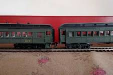 côte à côte voiture Tenshodo modifiée et coach Bachmann Spectrum côte à côte voiture Tenshodo modifiée et coach Bachmann Spectrum