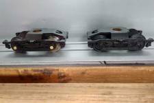 bogie Y20 HOrnby acHO, essieux d'origine à droite ; coupelles en laiton RMA et nouveaux essieux à pointes métalliques à gauche bogie Y20 HOrnby acHO, essieux d'origine à droite ; coupelles en laiton RMA et nouveaux essieux à pointes métalliques à gauche