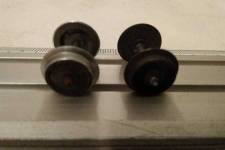 à gauche, essieu Märklin ; à droite, essieu mixte roues Lima / axe Märklin à gauche, essieu Märklin ; à droite, essieu mixte roues Lima / axe Märklin