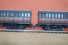 nouveaux essieux sous la voiture à droite de la photo, essieux d'origine sous la voiture à gauche nouveaux essieux sous la voiture à droite de la photo, essieux d'origine sous la voiture à gauche