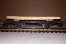 lest pris en sandwich entre le châssis Jouef et une plaquette de bois, nouveaux attelages vissés à la plaquette lest pris en sandwich entre le châssis Jouef et une plaquette de bois, nouveaux attelages vissés à la plaquette