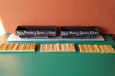 wagons tombereaux SFCC et SPCC, chargement de bois de coupe en résine wagons tombereaux SFCC et SPCC, chargement de bois de coupe en résine