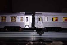 comparaison hauteurs entre voitures DEV Inox Rivarossi (longue) et SMCF (courte) équipée de bogies Y20 HOrnby acHO comparaison hauteurs entre voitures DEV Inox Rivarossi (longue) et SMCF (courte) équipée de bogies Y20 HOrnby acHO