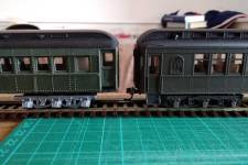 côte à côte voiture Tenshodo modifiée et coach Rivarossi côte à côte voiture Tenshodo modifiée et coach Rivarossi