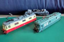 les caisses Jouef et VB ; châssis moteur Jouef en arrière-plan les caisses Jouef et VB ; châssis moteur Jouef en arrière-plan