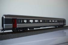 piko_sncf_corail_vtu_1cl_a10tu_logo_carmillon_58635a.jpg piko_sncf_corail_vtu_1cl_a10tu_logo_carmillon_58635a.jpg