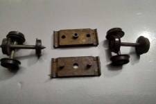 remplacement des essieux du bogie avant : à droite, les nouveaux essieux en plastique sans pointes remplacement des essieux du bogie avant : à droite, les nouveaux essieux en plastique sans pointes