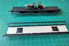 comparaison entre un châssis 3 essieux SMCF d'origine et le châssis en cours de modification comparaison entre un châssis 3 essieux SMCF d'origine et le châssis en cours de modification