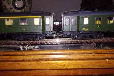 nouveaux essieux sous la voiture à gauche de la photo, essieux d'origine sous la voiture de droite nouveaux essieux sous la voiture à gauche de la photo, essieux d'origine sous la voiture de droite