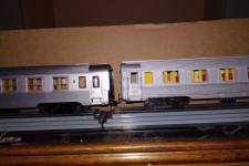 comparaison hauteurs entre voitures DEV Inox Rivarossi (longue) et SMCF (courte) équipée de bogies Y20 RMA comparaison hauteurs entre voitures DEV Inox Rivarossi (longue) et SMCF (courte) équipée de bogies Y20 RMA