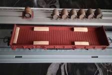 pose de cales pour les tonneaux sur le plateau du wagon pose de cales pour les tonneaux sur le plateau du wagon