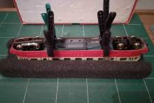 après ajustement en hauteur, pose de cales à l'intérieur de la caisse pour retenir le châssis après ajustement en hauteur, pose de cales à l'intérieur de la caisse pour retenir le châssis