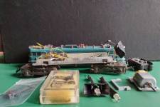 les pièces de détaillage (à l'arrière, le châssis-moteur et la caisse) les pièces de détaillage (à l'arrière, le châssis-moteur et la caisse)