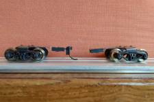 boîtiers d'attelage fixés à l'extrémité du bogie boîtiers d'attelage fixés à l'extrémité du bogie