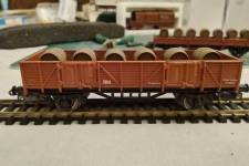 mise en place d'un chargement de tonneaux sur la réf. 1107 mise en place d'un chargement de tonneaux sur la réf. 1107