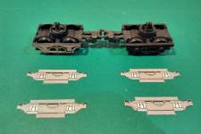 préparation des bogies : à droite bogie d'origine ; à gauche bogie Lima dont les flancs ont été poncés ; au premier plan, flancs de bogies Sprague issus de la planche préparation des bogies : à droite bogie d'origine ; à gauche bogie Lima dont les flancs ont été poncés ; au premier plan, flancs de bogies Sprague issus de la planche