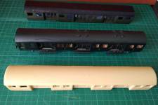 côte à côte et de l'avant vers l'arrière : caisse AMF87, voiture RGLP, caisse HOrnby-acHO allongée côte à côte et de l'avant vers l'arrière : caisse AMF87, voiture RGLP, caisse HOrnby-acHO allongée