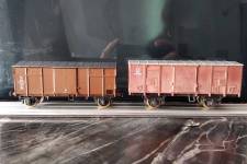 comparaison entre un wagon Rivarossi sur châssis d'origine (échelle 1/80e) et un wagon TTM (strictement au 1/87e) comparaison entre un wagon Rivarossi sur châssis d'origine (échelle 1/80e) et un wagon TTM (strictement au 1/87e)