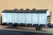 remontage pratiquement achevé : essieux, attelages, toit et échelles remontage pratiquement achevé : essieux, attelages, toit et échelles