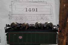 comparaison du tender Jouef avec les plans (effet d'optique : en réalité les emplacements des roues correspondent pratiquement) comparaison du tender Jouef avec les plans (effet d'optique : en réalité les emplacements des roues correspondent pratiquement)