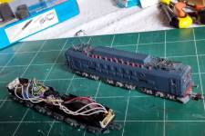 le châssis de E.646 à gauche ; essai d'adaptation de la caisse sur un châssis de Re 6/6 à droite le châssis de E.646 à gauche ; essai d'adaptation de la caisse sur un châssis de Re 6/6 à droite